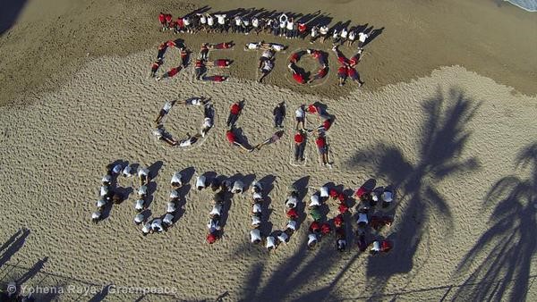墨西哥海灘「無毒未來」的人體排字