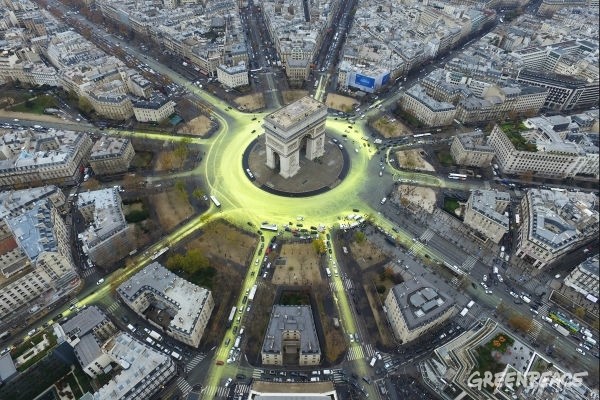 巴黎凱旋門行動：環保塗料印出了太陽未來