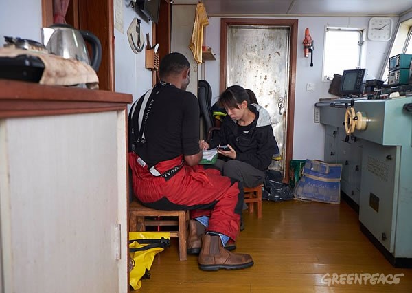 顏寧在漁船的船長室確認航海資料