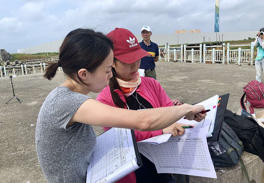 鯨豚觀察員訓練正式出海前，所有學員分組在岸際演練，填寫目擊記錄表與工作日誌。