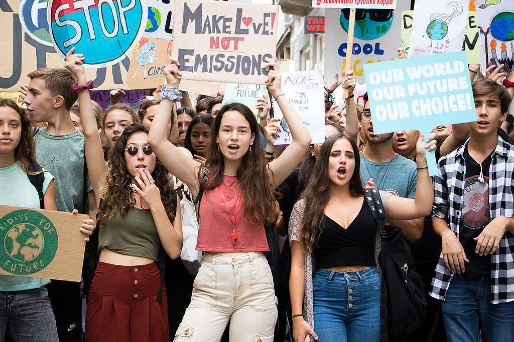9月20日希臘約2500名學生於國會外，響應氣候罷課，希望政府聽進科學家的呼籲。