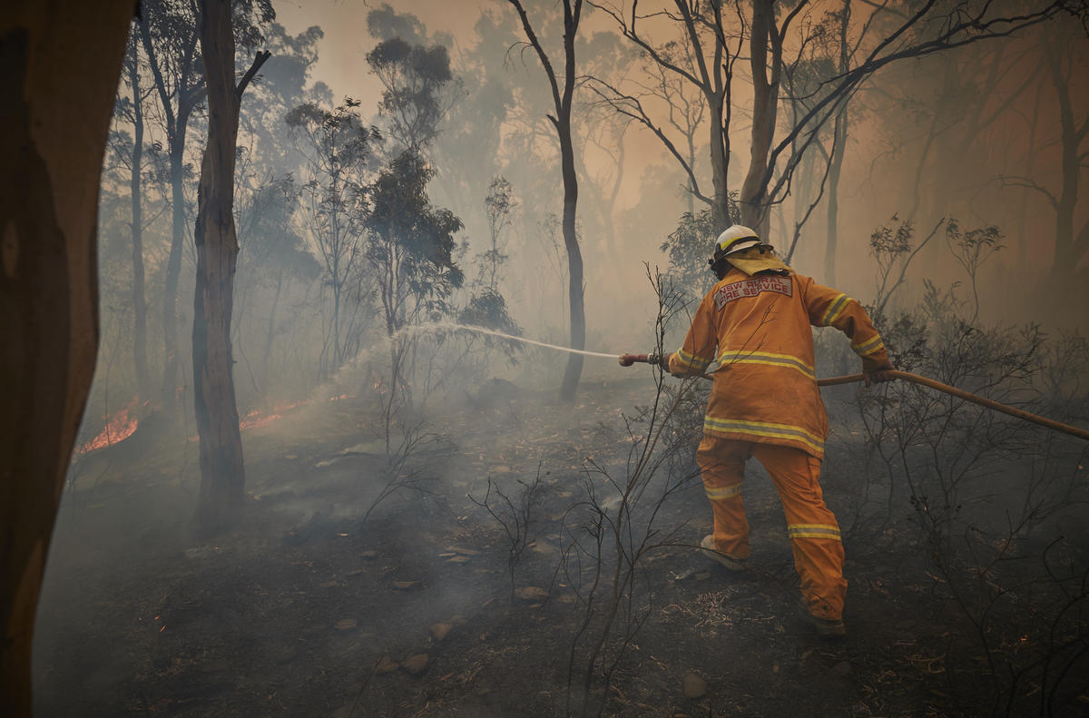 62歲的Tony Weston與一眾新南威爾斯州鄉鎮消防隊隊友，在小鎮Numeralla森林火場英勇救火。