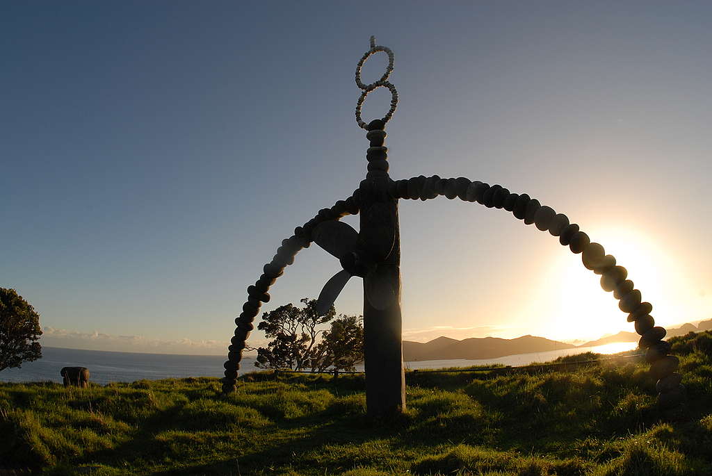 黎明時分，於紐西蘭的馬陶裡灣（Matauri Bay），俯瞰彩虹勇士號的最後安息之地。該船艦於1985年7月10日在奧克蘭港被法國特勤局特工炸毀。 1987年，她被安放在馬陶裡灣（Matauri Bay）的水域中。該紀念館是由新西蘭藝術家克里斯·布斯（Chris Booth）創建的。