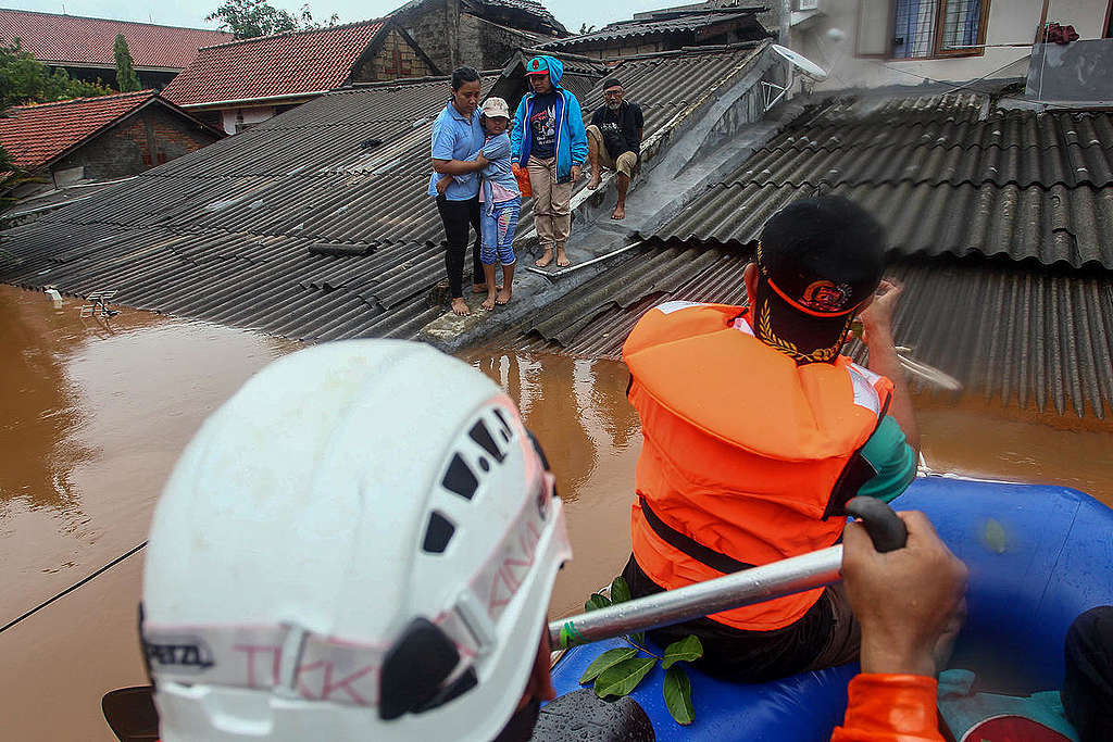 水患淹沒了不少民宅，雅加達救援人員需以橡皮艇拯救受困災民。