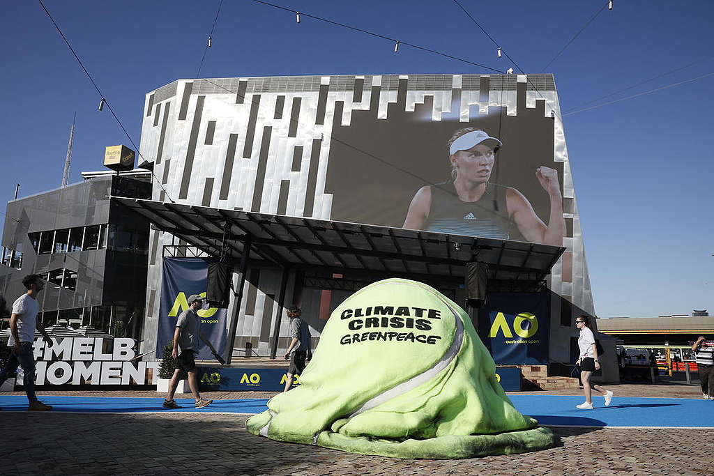 澳洲行動者以創意「融化的網球」提醒人民，氣候危機已經近在眼前。