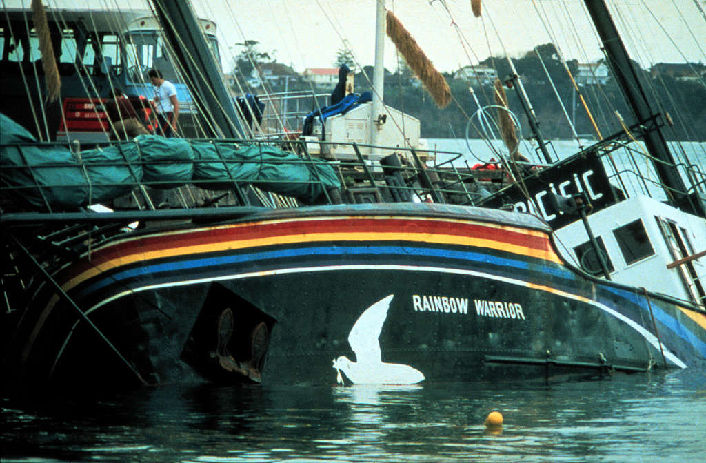 1985年7月10日，法國特務人員引爆的兩顆炸彈炸沉了「彩虹勇士號」，事件後彩虹勇士號在奧克蘭港的馬斯登碼頭。