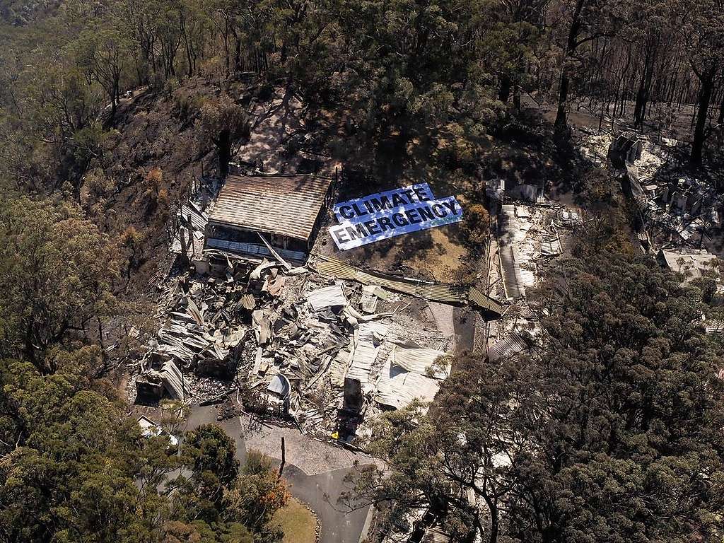 綠色和平澳洲辦公室行動志工9月在已燒毀的賓納布拉山莊，於澳洲總理抵達現場巡視時，放置巨幅「氣候危機」標語。