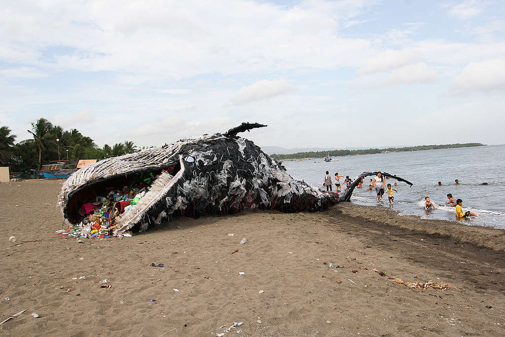 一隻滿肚都是塑膠垃圾的擱淺鯨魚，是由綠色和平菲律賓辦公室所設計的大型裝置藝術，希望喚起大眾對海洋塑膠垃圾危機的注意。