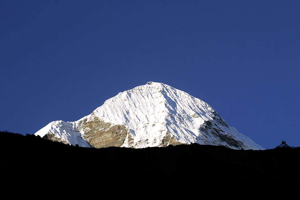 喜馬拉雅山脈也受到氣候變遷衝擊，影響生態與積雪狀況。此山在提供恆河水源的恆河冰川附近。