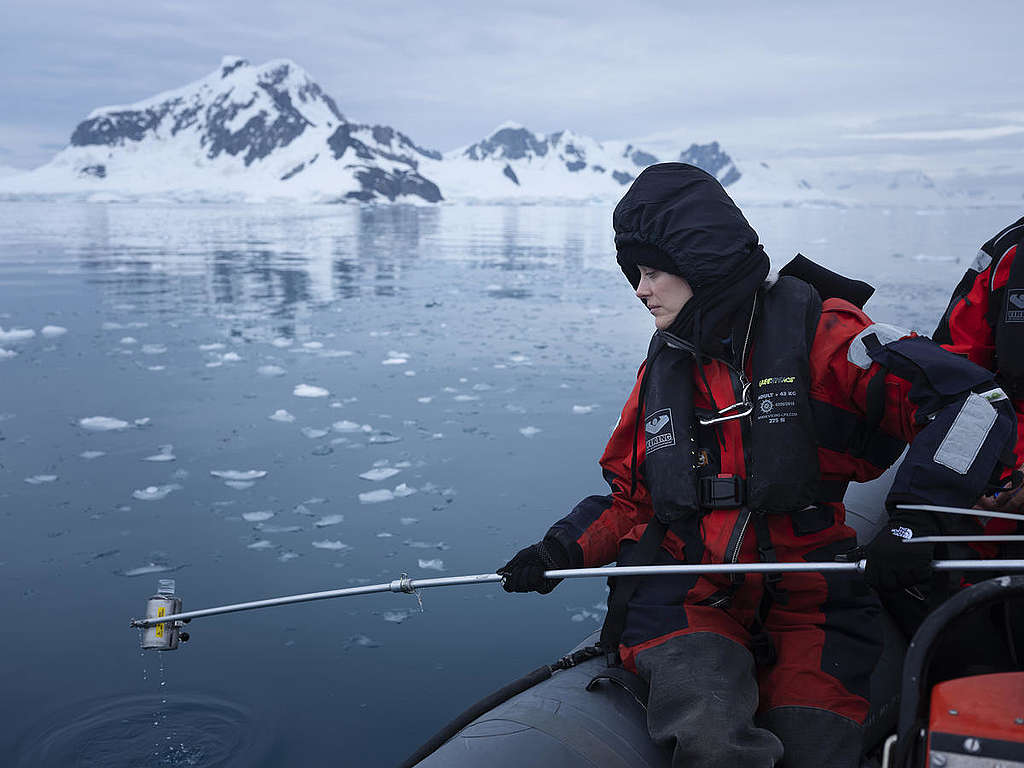 瑪莉詠柯蒂亞參與綠色和平調查，於南極海中取水採樣。