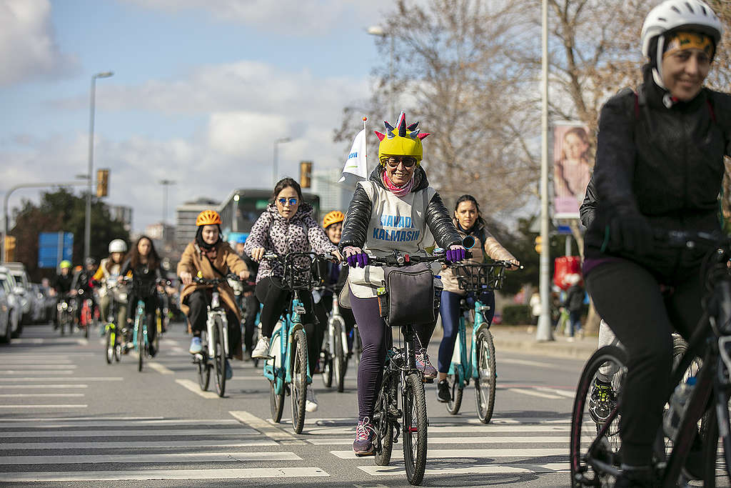 土耳其行動者於2月16日舉行單車活動，以宣導減少溫室氣體排放的訴求，並公開提出：「我要乾淨的空氣」。