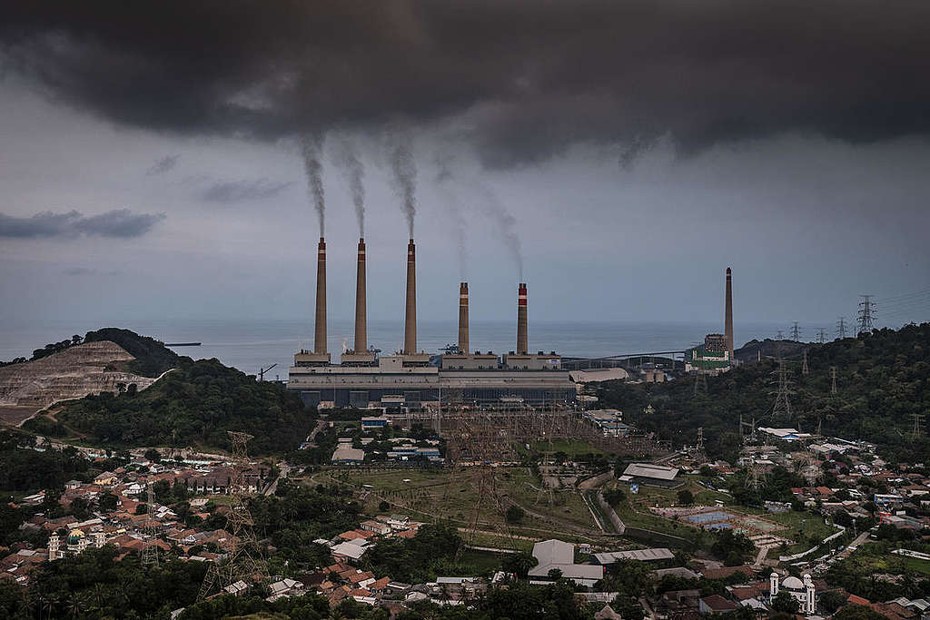 工業化生活極度依賴化石燃料，卻因此造成碳排放居高不下，加速氣候危機。