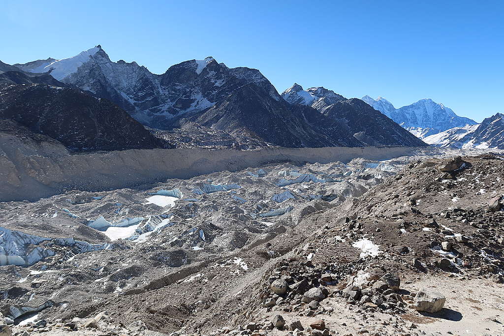 頻繁的冰河運動隆隆作響，造出許多又長、又寬、又深的危險冰隙，是前往聖母峰基地營和登頂的必經之路。