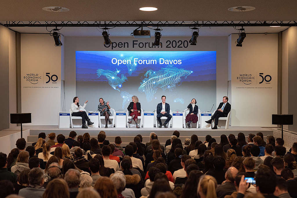 2020年1月於瑞士達佛斯所舉辦的世界經濟論壇，綠色和平全球執行長珍妮佛·摩根（Jennifer Morgan，圖中左三）出席表達環境訴求。