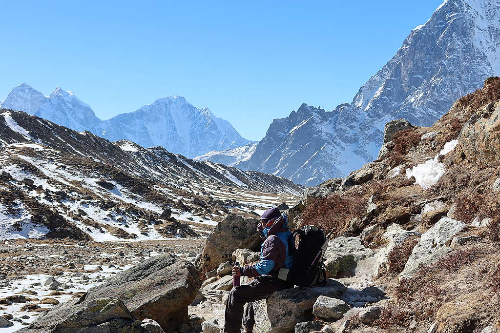 雖然帶基地營路線的健行隊報酬不高，但風險較低，Jyamjo Sherpa還能偶爾跟離鄉的兒子傳照片、通視訊電話，繼續守護著摯愛的山峰和訪客。