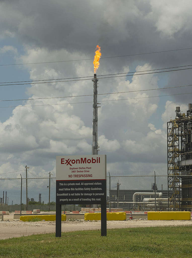 埃克森美孚石油公司是全球最大的石油公司之一，也逐漸遭到投資銀行撤資。