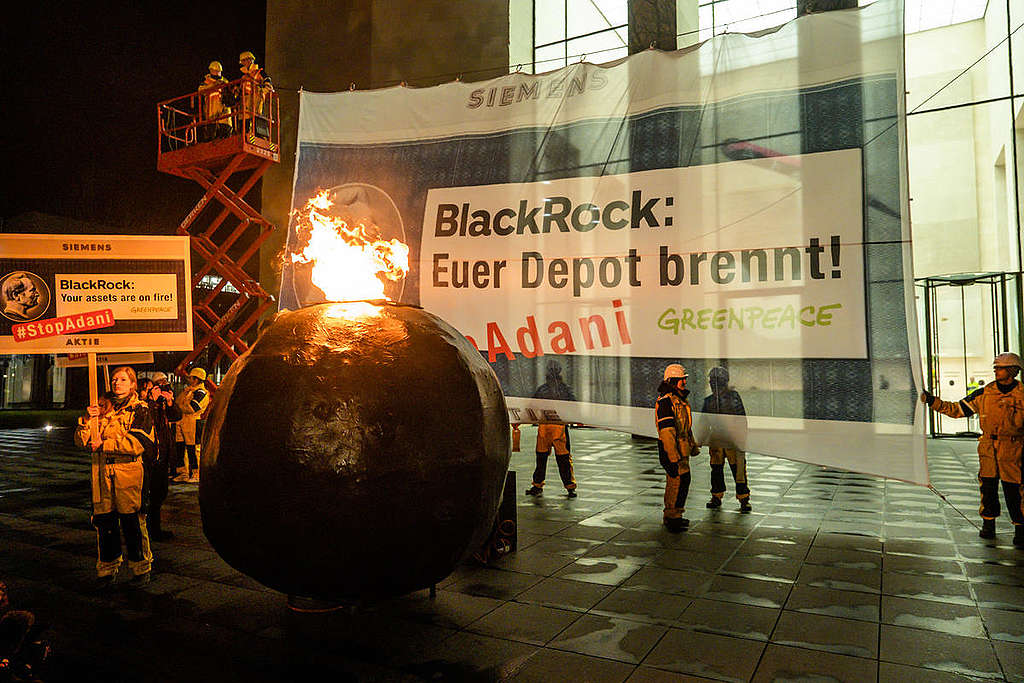 2020年3月2日，綠色和平行動者在貝萊德（BlackRock ）總部倡議，呼籲貝萊德要求西門子董事會，停止支持印度礦業公司阿達尼（Adani）在澳洲的所有基礎設施建設專案。