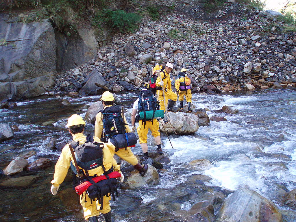 山區地形複雜，又需負重攜帶救災裝備，很考驗救火人員的體力。
