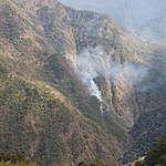 大火可能發生在沒有水源的陡峭地區，增加救火的困難度。