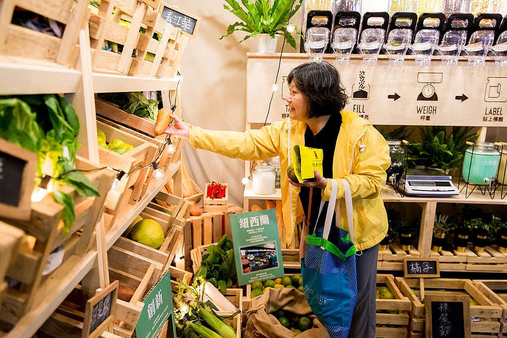 綠色和平在臺北與高雄展開「無塑示範店」，店內展示無塑膠包裝的生鮮、乾貨和清潔用品等商品，讓民眾體驗無塑購物的情景。