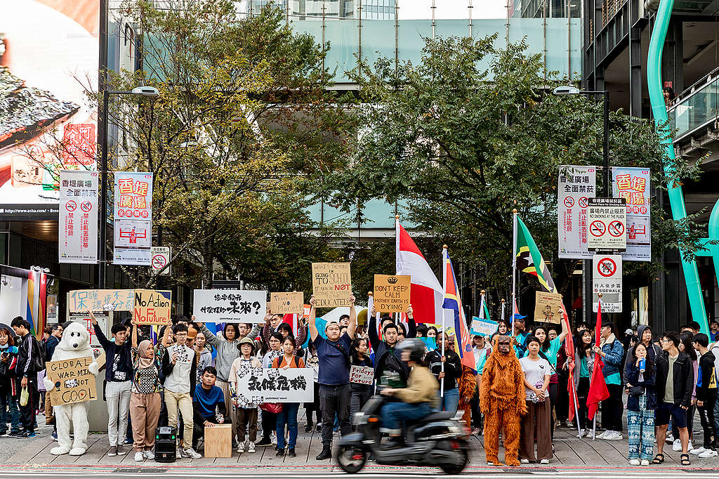 11月30日，綠色和平與超過100位來自15個國家、20所學校的青年，一起走上臺北街頭，於香堤大道廣場舉行了三個小時的快閃活動。