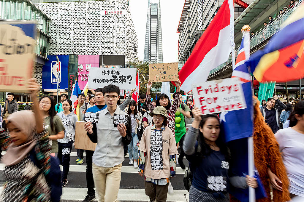 2019年11月30日，綠色和平與超過100位來自15個國家、20所學校的青年，一起走上臺北街頭，於香堤大道廣場舉行了三個小時的快閃活動。