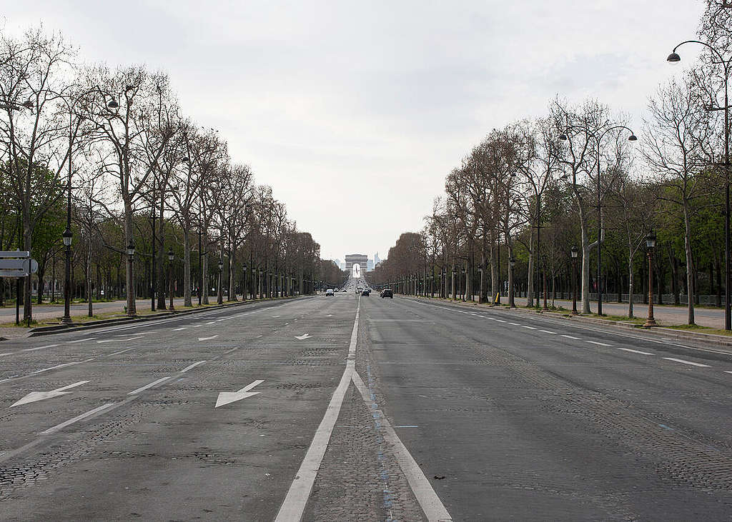 疫情當前，法國巴黎一向人潮洶湧的大道上如今空蕩寂靜。