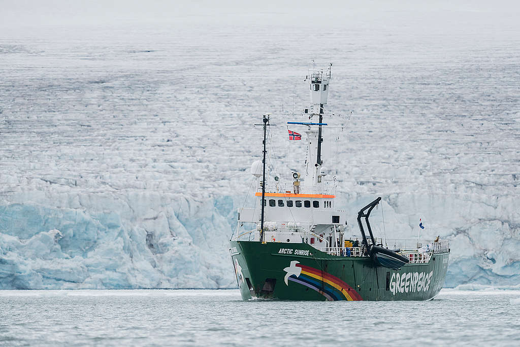 綠色和平船艦「極地曙光號」行駛於挪威斯瓦巴群島的冰川。