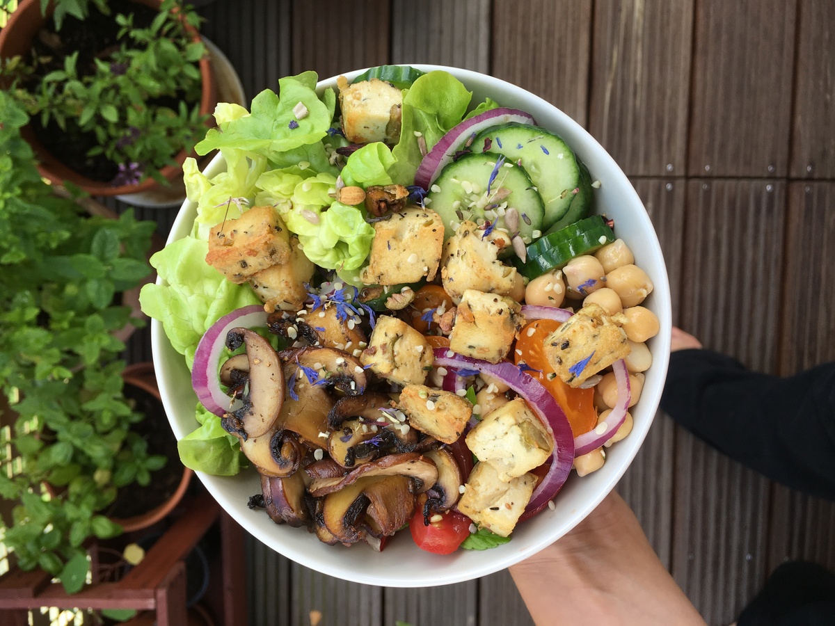 烤菇豆腐沙拉，營養豐富又健康。
