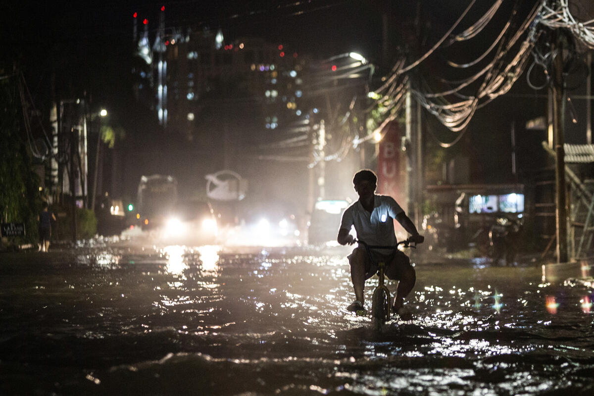2020年6月，雅加達再度發生水患，在其北部，一名男子嘗試騎著腳踏車涉水前行。