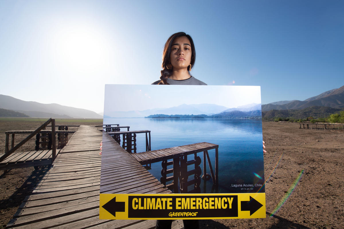 智利淺水湖泊Laguna de Aculeo因氣候變遷乾枯，昔日美景不再。綠色和平智利辦公室行動志工於COP 25大會前，展示湖泊往日景觀，呼籲政府正視氣候危機。