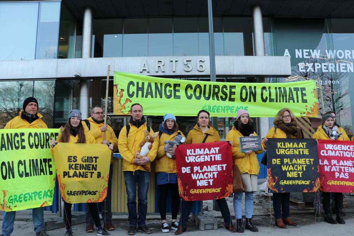 綠色和平比利時辦公室將近3萬份公眾連署及公開信，交給布魯塞爾的澳洲大使館，並持橫幅，要求澳州政府「改變氣候政策路線」（Change Course on Climate）。