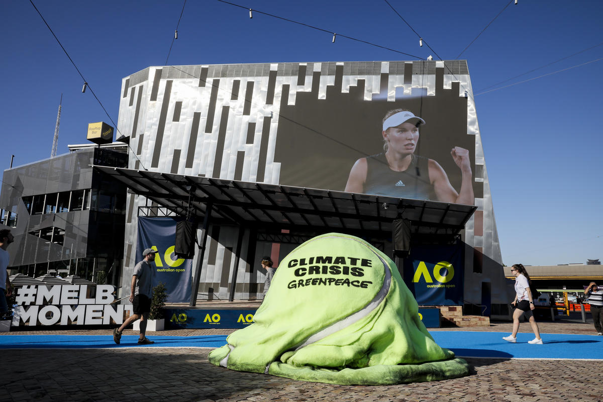 一顆1.5公尺高的網球融化在墨爾本聯邦廣場外。綠色和平澳洲辦公室以此藝術裝置，指政府對氣候行動不力，已造成大家所喜愛的運動受到威脅。