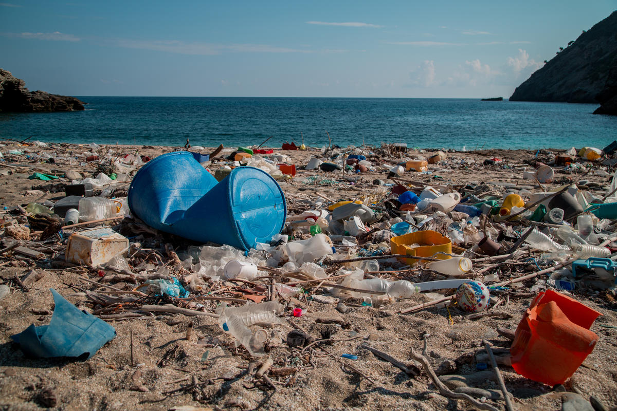 大量的塑膠包裝隨著洋流來到希臘，覆蓋了原該美麗的海岸。