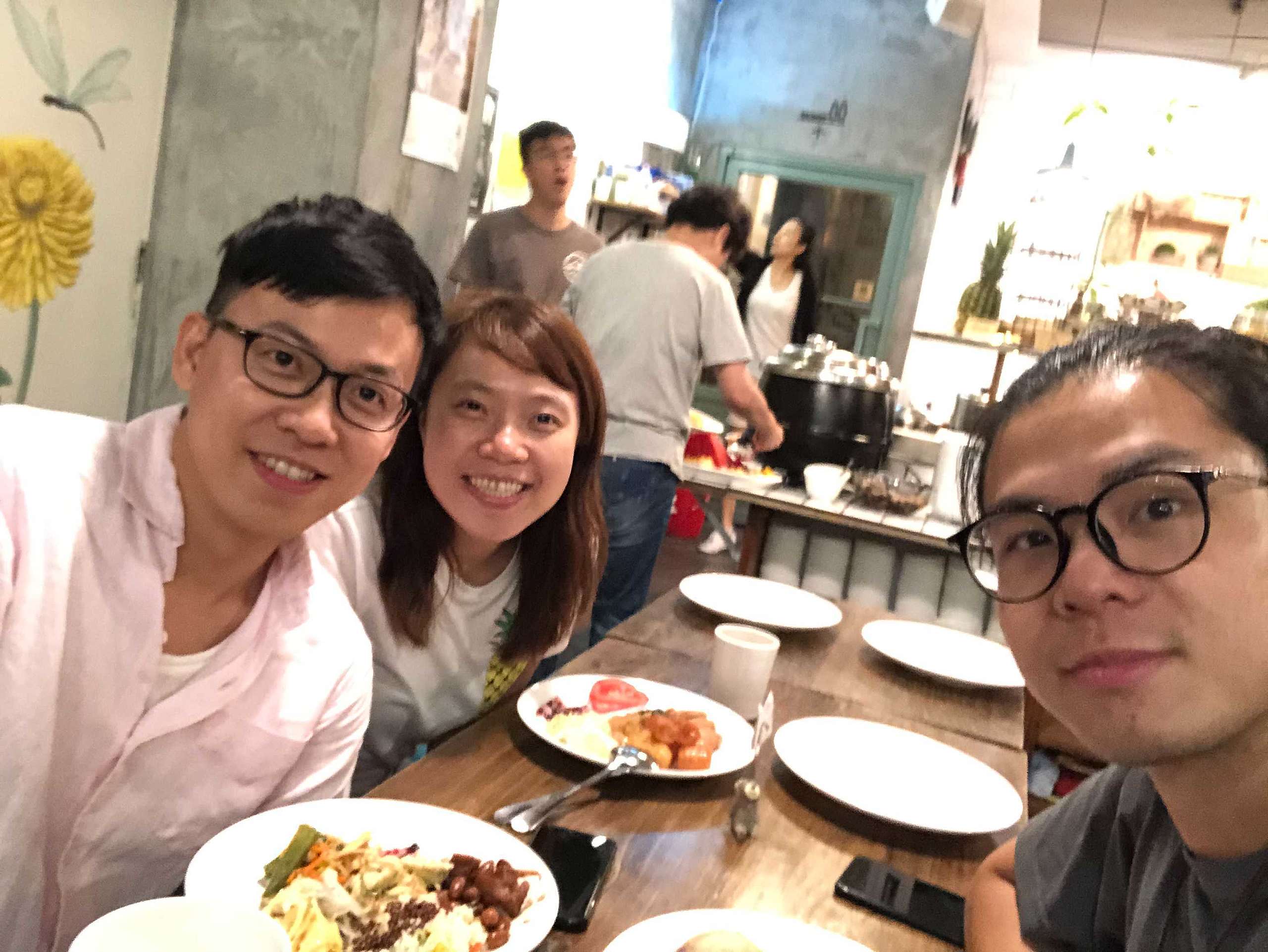 擔任綠色和平街頭公眾參與統籌的大魁（左一），邀請香港同事一起去當地吃到飽素食餐廳，即便沒有素食習慣的人，也能大快朵頤。