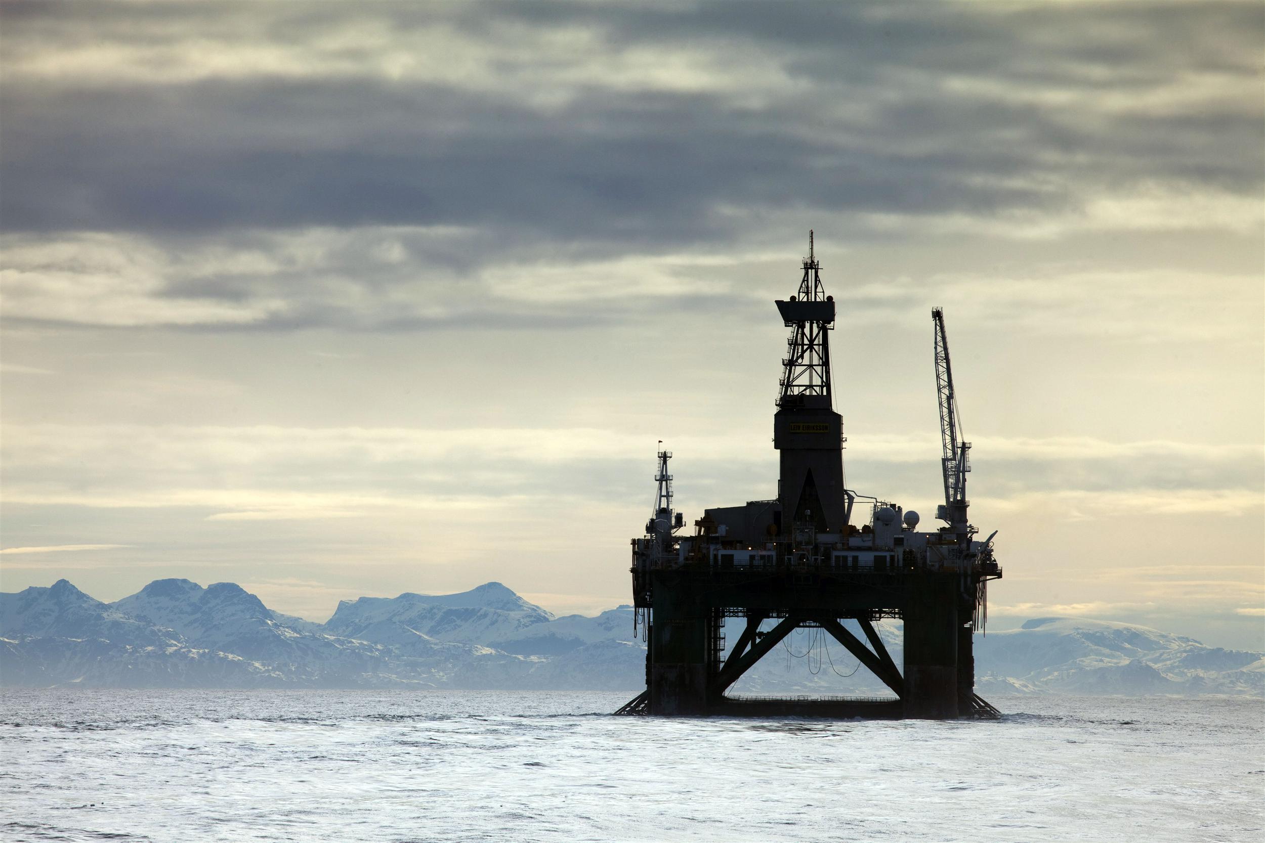 許多石油企業在海上建置鑽油臺，不僅製造大量碳排放，油污更會污染海洋生態，而廢棄的儲油槽常常不被處理，繼續危害海洋。