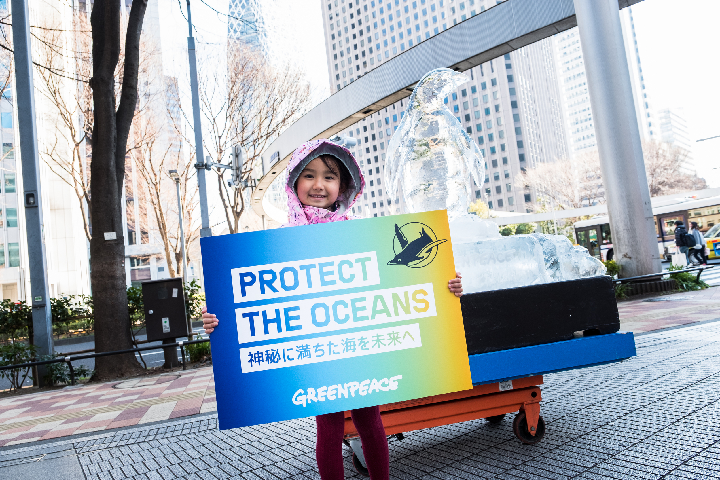 2020年2月，綠色和平日本行動者在東京新宿展示一隻正在消失的企鵝冰雕，向日本政府倡議加入《全球海洋公約》。