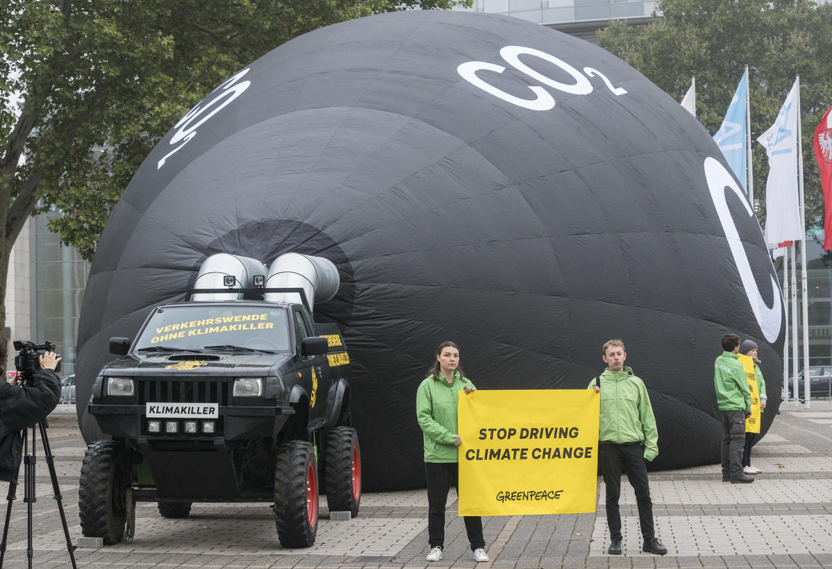 2019年9月，綠色和平德國辦公室行動者在一臺汽車後方，設置一個巨型充氣球，象徵燃油汽車製造大量二氧化碳，倡議運輸業應停止助長氣候變遷。