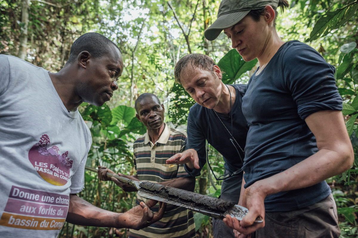 來自英國研究團隊、綠色和平非洲辦公室成員與剛果當地科學家，在Lokolama進行泥土採樣檢測，證實該部落位於熱帶泥炭地。© Kevin McElvaney / Greenpeace