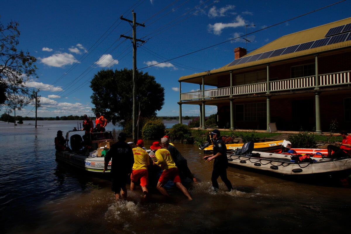 澳洲東部新南威爾斯省（New South Wales）出現「半世紀一遇」的水患，河川泛濫潰堤，至少1.8萬人被迫疏散撤離。© Dean Sewell