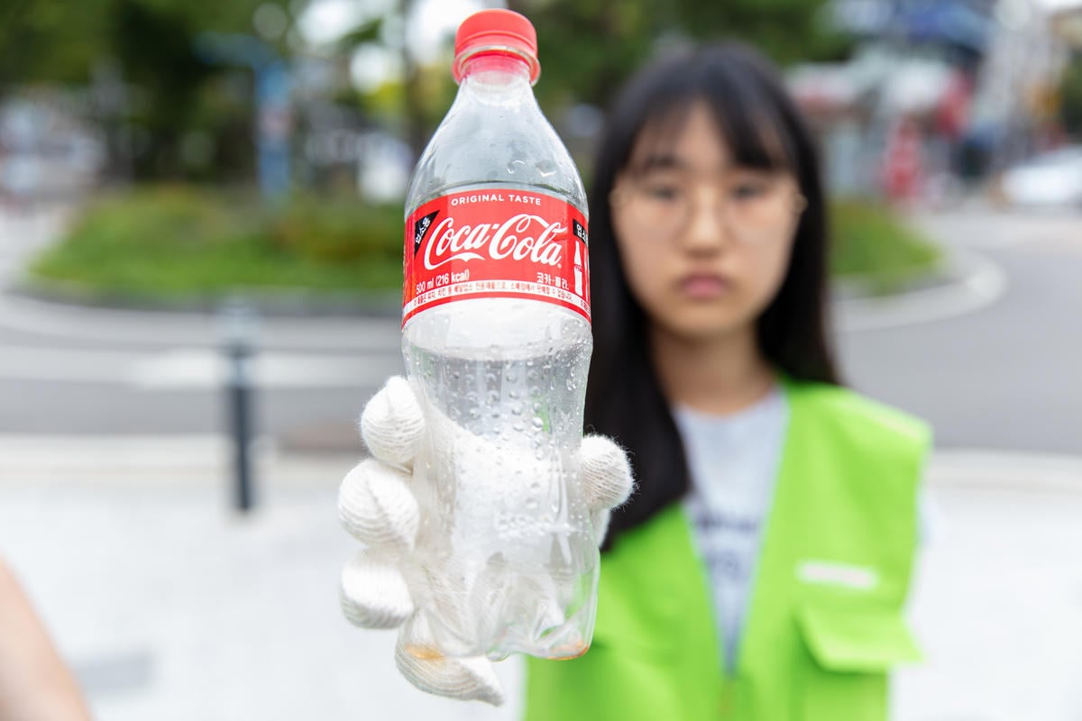 綠色和平行動者在南韓首爾市區進行廢棄物調查及品牌審計。圖為在街頭發現的可口可樂寶特瓶。© Soojung Do / Greenpeace