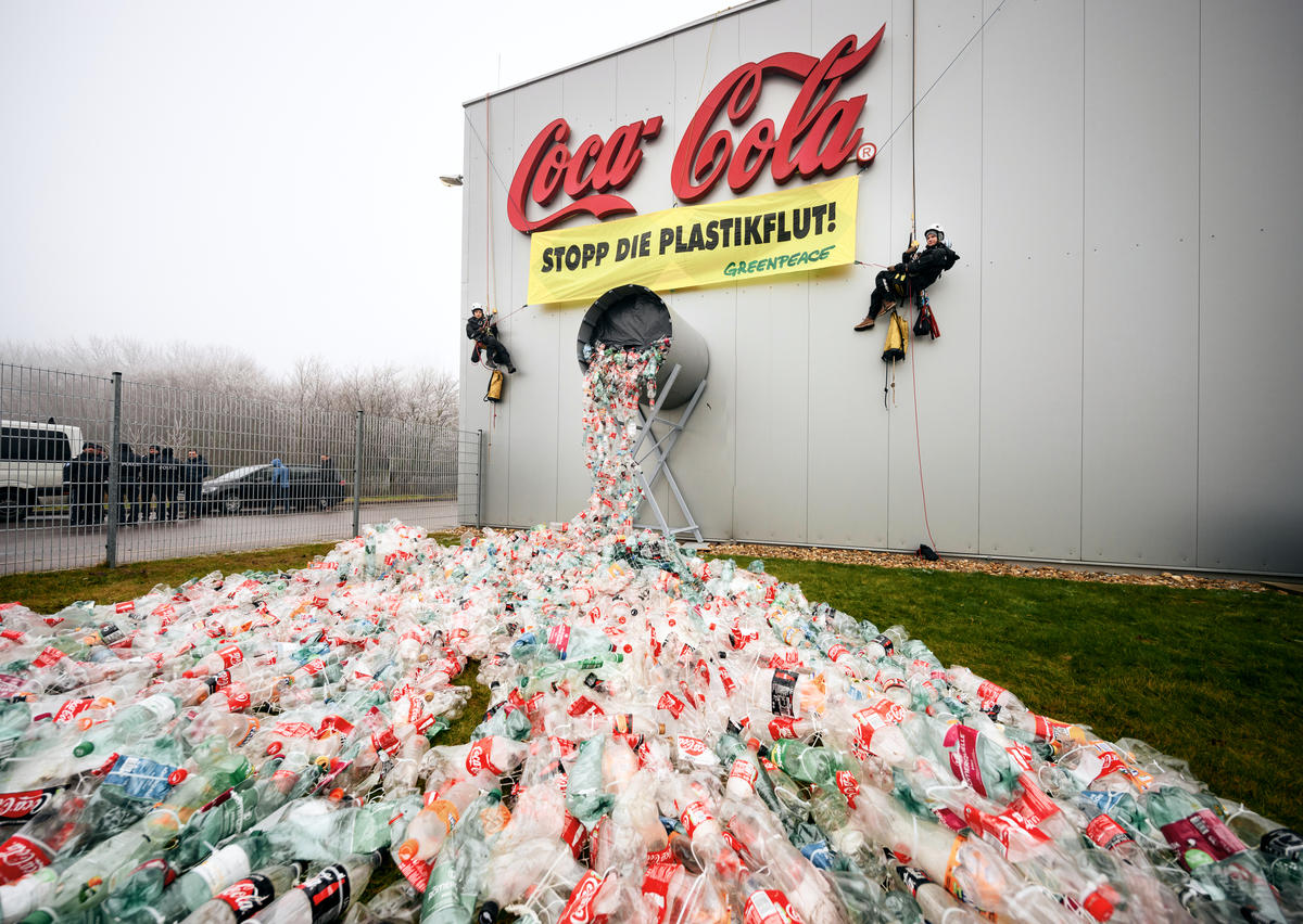 2020年1月，綠色和平行動者在可口可樂位於奧地利的裝瓶廠外，擺設大量由該品牌生產的寶特瓶，要求可口可樂改用可重複使用的包裝，而非繼續製造一次性包裝環境。© Mitja Kobal / Greenpeace