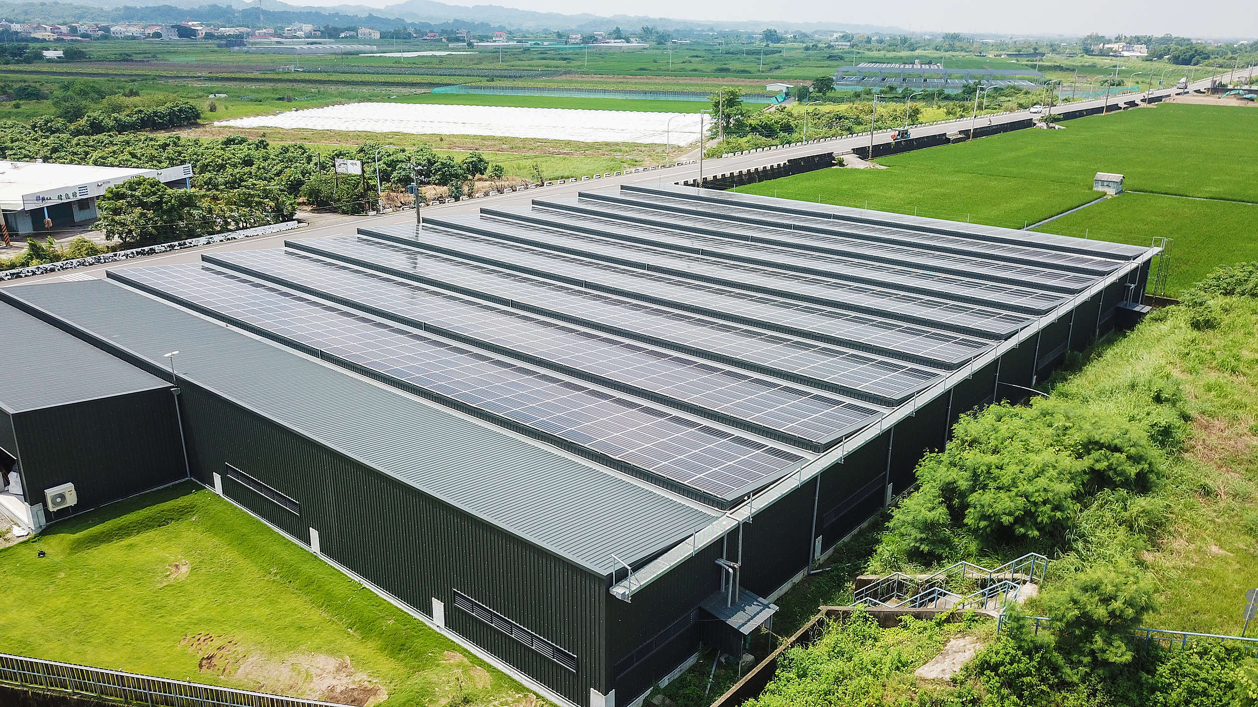 有些民間養殖業者，在養殖場上方搭建屋頂型太陽能光電設施，電力自發自用。© Greenpeace
