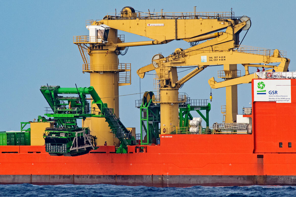深海採礦企業GSR雇用的比利時Norman Energy船艦，要在太平洋進行深海採礦機的測試，將機械放置於海底。