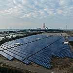 位於高雄興達鹽灘的太陽能發電廠，為全臺最大太陽能光電場，滿載發電量每小時約可發電4600度，全年總發電量約592萬度，大約可供應1600戶家庭用電。© Yung Jen Chen / Greenpeace