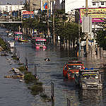 泰國曼谷街道上的公車與車輛在水中行駛，氣候危機使近年來淹水已不少見。