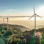 德國政府預計於2045年達到淨零碳排，境內大力發展如風力、太陽能光電等再生能源設備，以取代化石燃料與核能。圖為位於黑森林的風力發電機。