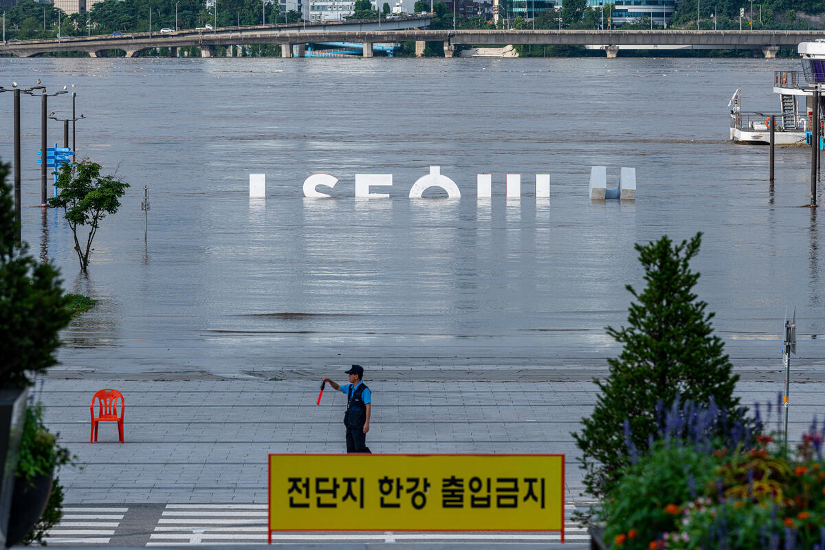 2020年8月韓國遭逢連日豪大雨，造成嚴重水患，綠色和平紀錄極端天氣事件實況，向政府與企業要求制定氣候政策，成功推動韓國宣布2050年達淨零碳排的目標。© Sungwoo Lee / Greenpeace