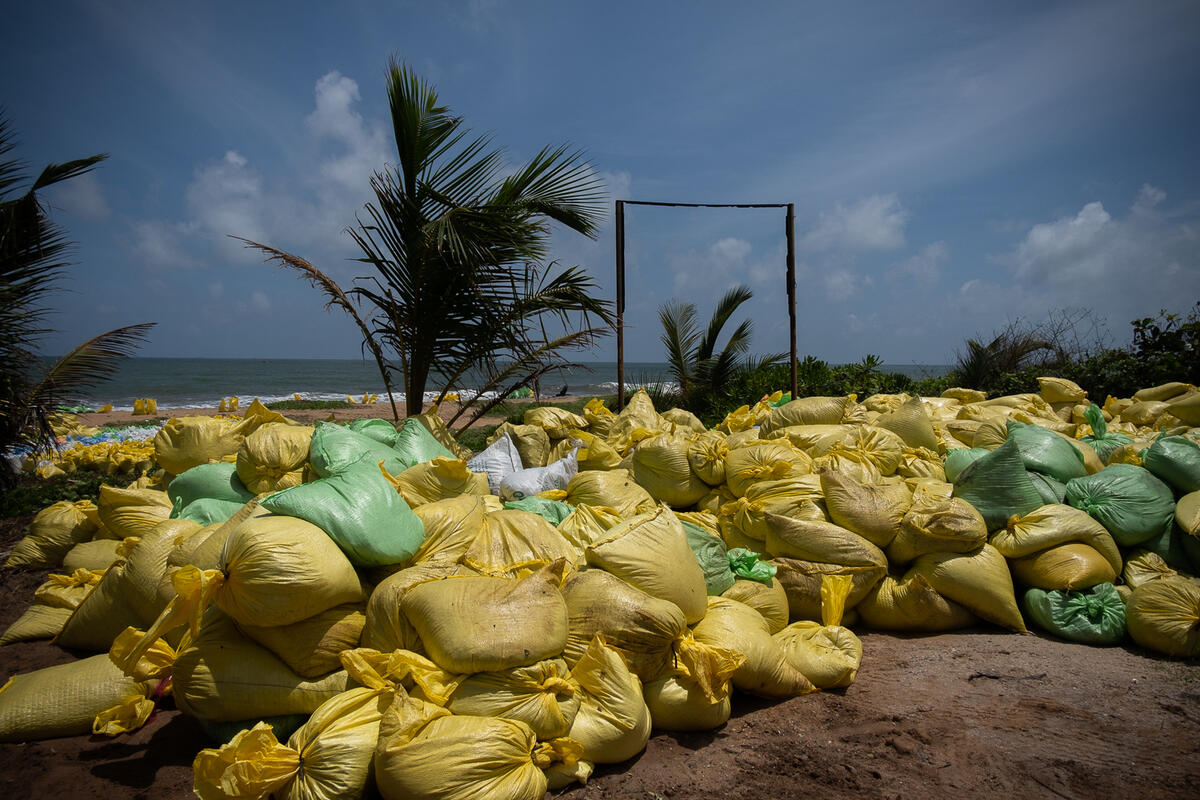 貨輪洩漏的化學品及塑膠微粒不僅破壞了數公里的原始海灘，更威脅海洋生態系統，是斯里蘭卡最嚴重的污染危害。© Tashiya de Mel / Greenpeace
