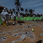 在斯里蘭卡鄰近海域起火燃燒的貨櫃輪船，導致數十億噸塑膠微粒流入海洋和當地沙灘，斯里蘭卡海軍和海洋環境保護局（MEPA）投入清理海岸的行列。